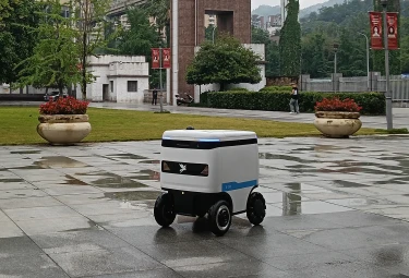 أصبح روبوت التسليم السريع Speedybot أكثر شركات التوصيل ازدحامًا في الحرم الجامعي في الجامعات