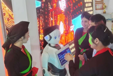 روبوت خدمة Alice AI Service من شركة Alpha Robotics يتألق في معرض الإنجازات التنموية للذكرى الوطنية الثمانين لتأسيس فيتنام