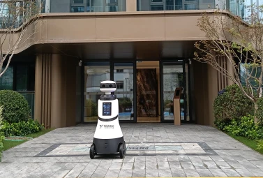 يعمل CatCop Security Patrol Robot على تمكين أمان المجتمع الذكي