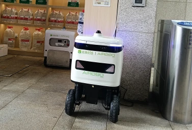 روبوت التسليم Speedybot: خدمة التوصيل المجتمعية الذكية التي تفتح الأبواب وتركب المصاعد