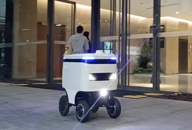 روبوتات التوصيل SpeedyBot تتنقل الآن بين مراكز الأعمال من خلال استخدام المصعد المستقل